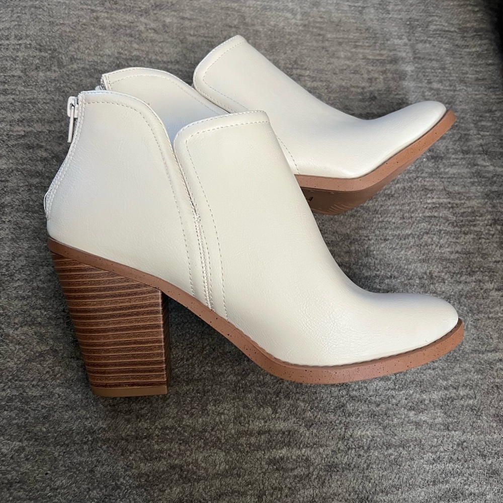 NWOT Women's Esprit Kendall Fashion Booties Size 9 Cream Color is bone